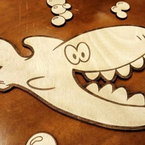 Requin et bulles décoratifs en bois