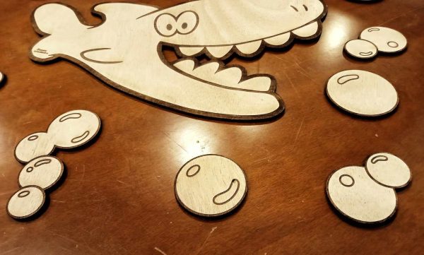 Requin et bulles décoratifs en bois – Image 3