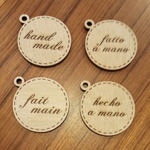 Étiquette en bois – FAIT MAIN (français, español, english, italiano) 5 x 5 cm