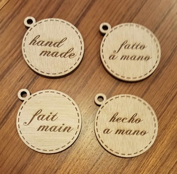 Étiquette en bois - FAIT MAIN (français, español, english, italiano) 5 x 5 cm