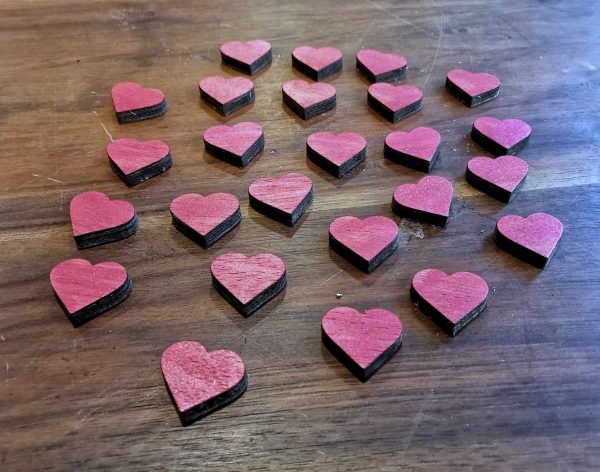 Lot de 25 pions décoratifs colorés avec la forme de coeur de 2 cm – Image 3