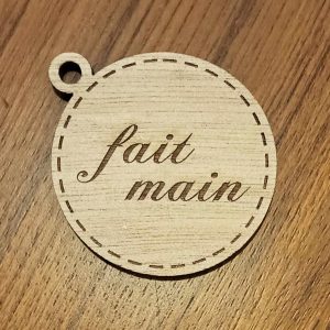 Étiquette en bois – FAIT MAIN (français, español, english, italiano) 5 x 5 cm