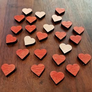 Lot de 25 pions décoratifs colorés avec la forme de coeur de 2 cm