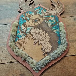 Décoration murale portrait vitrail d’un renne en bois et mousse 47 cm