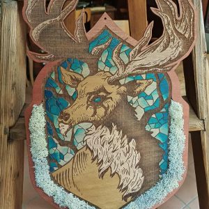 Décoration murale portrait vitrail d’un renne en bois et mousse 47 cm