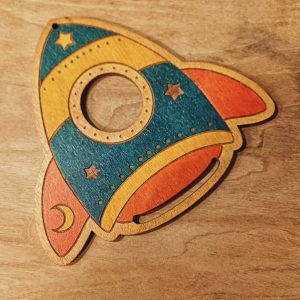 Suspension fusée dessin animé 16 cm pour macramé