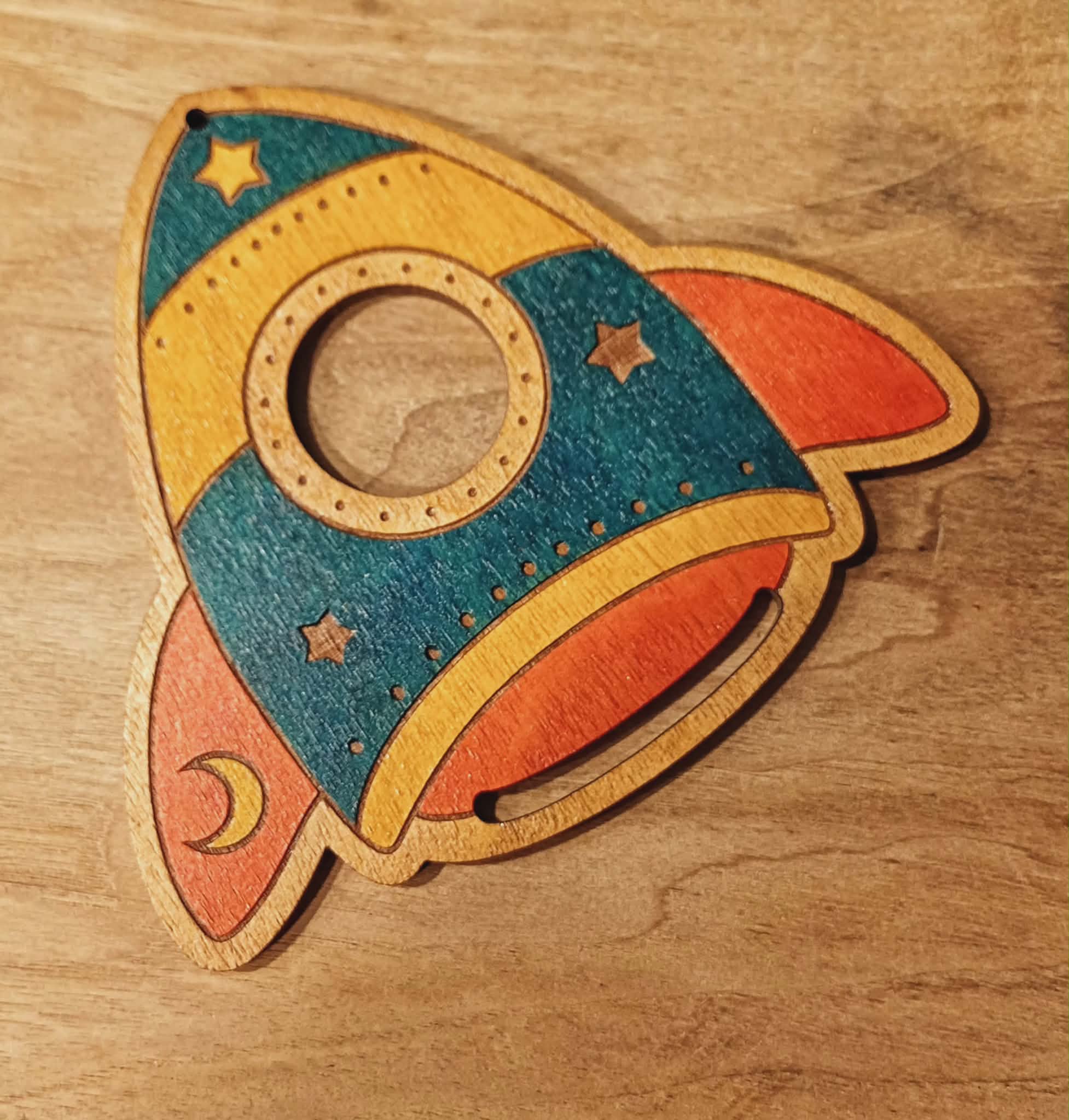 Suspension fusée dessin animé 16 cm pour macramé