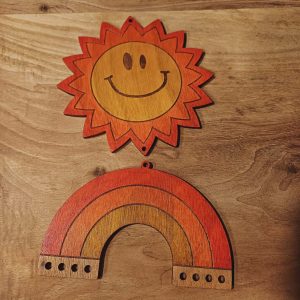 2 suspensions soleil et arc-en-ciel 15 cm pour macramé