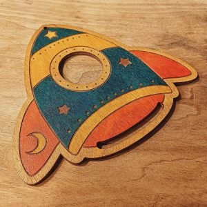 Suspension fusée dessin animé 16 cm pour macramé