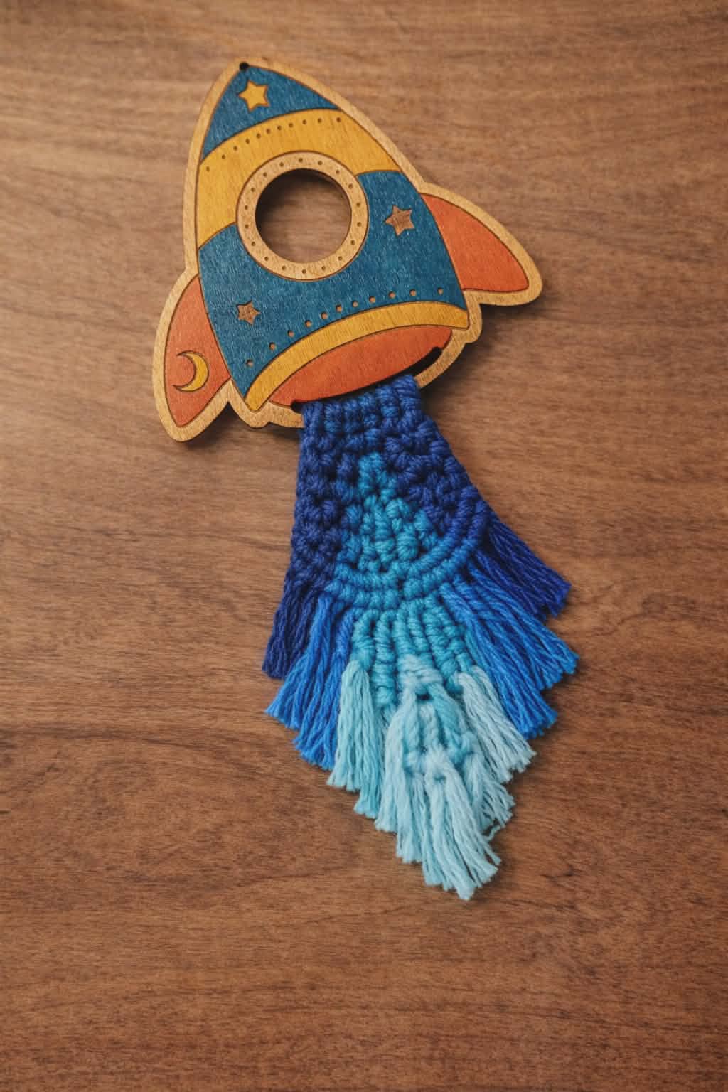Suspension fusée dessin animé 16 cm pour macramé – Image 4